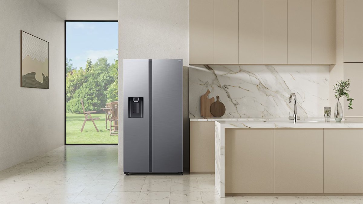 Samsung Kühlschrank in einer modernen Küche mit Blick auf ein großes Fenster.