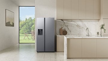 Samsung Kühlschrank in einer modernen Küche mit Blick auf ein großes Fenster.