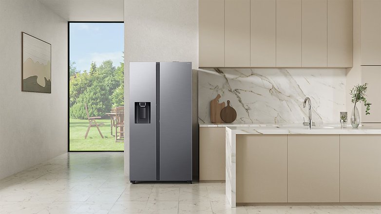 Samsung Kühlschrank in einer modernen Küche mit Blick auf ein großes Fenster. Samsung Kühlschrank in einer modernen Küche mit Blick auf ein großes Fenster.