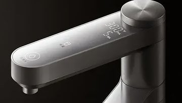 Xiaomi Mijia Wasserfilter Pro Wasserhahn mit Touchscreen-Anzeige, die Wassertemperatur und Durchflussrate anzeigt.