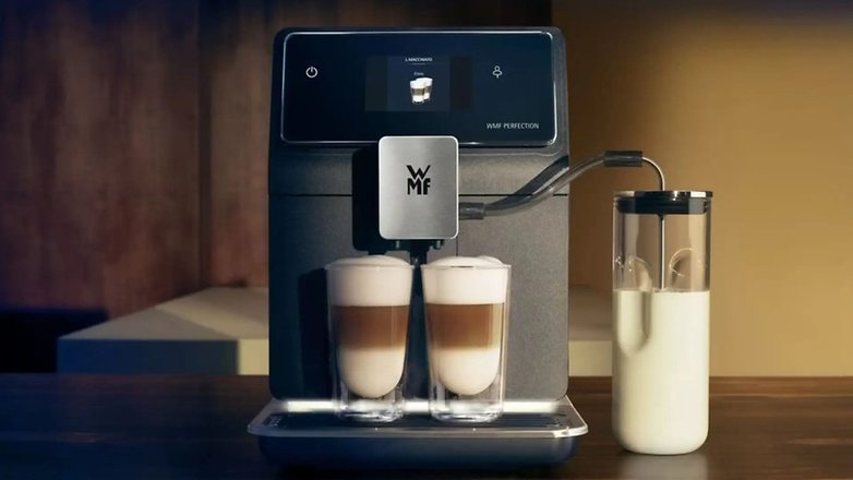WMF Perfection 890L Kaffeemaschine mit zwei Latte macchiatos und einem Milchbehälter daneben. WMF Perfection 890L Kaffeemaschine mit zwei Latte macchiatos und einem Milchbehälter daneben.