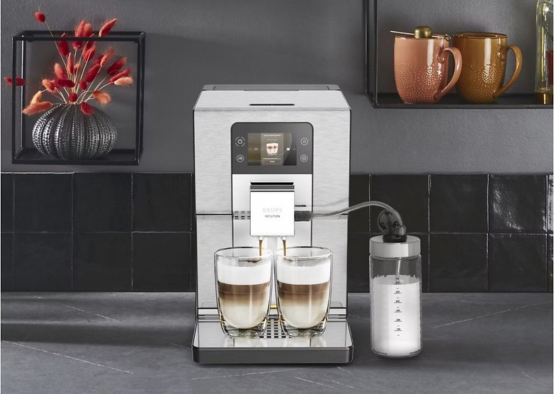 Krups EA877D Intuition Experience+ Kaffeemaschine mit zwei Tassen Kaffee und einem Milchbehälter. Krups EA877D Intuition Experience+ Kaffeemaschine mit zwei Tassen Kaffee und einem Milchbehälter.