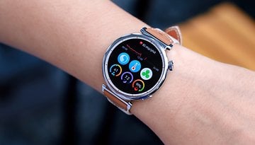 Eine Huawei Watch GT5 zeigt verschiedene Gesundheitsmetriken am Handgelenk einer Person.