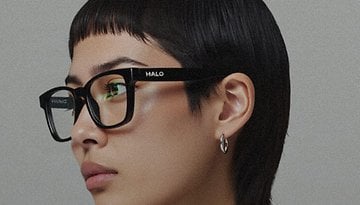 Ein Profil einer Person, die die Brille "Halo X" trägt