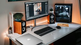 PC Setup mit verschiedenen Bildschirmen, Tastatur und Maus