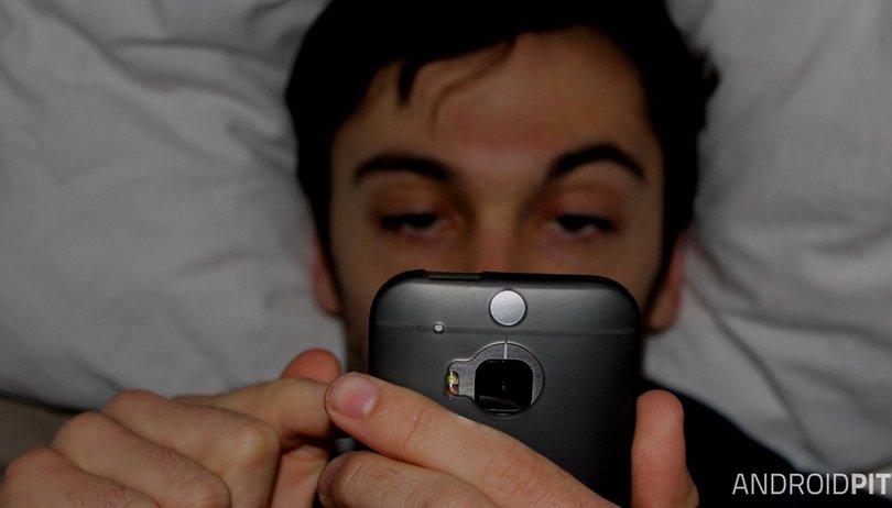 androidpit smartphone in bed